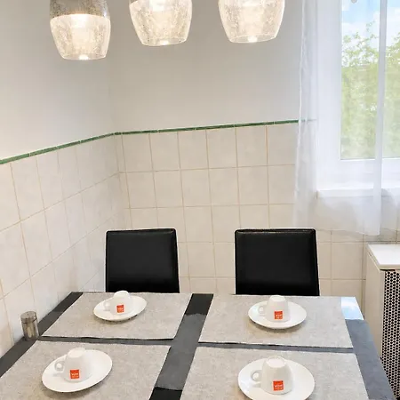 With View And Balcony - Near The Metro Apartament *