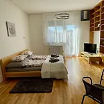 Διαμέρισμα With View And Balcony - Near The Metro *