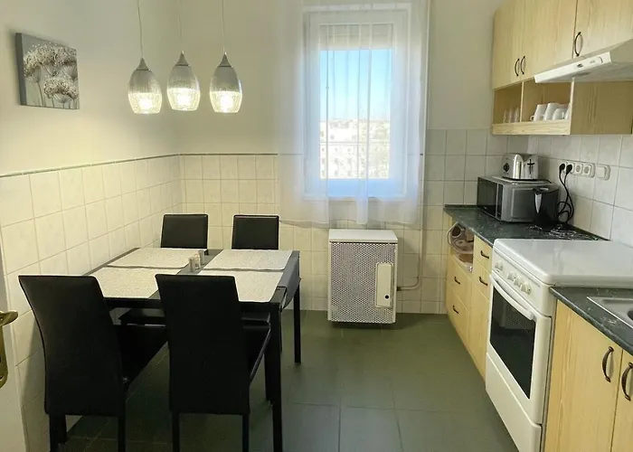 With View And Balcony 公寓 *